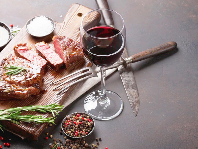 Thịt bò nướng, có thể lựa chọn những loại rượu vang đỏ như Pinot Noir hoặc Zinfandel