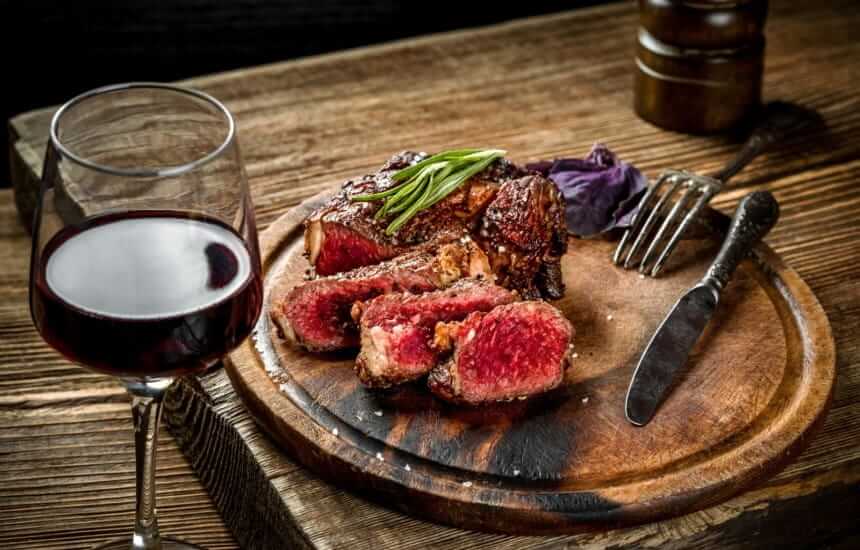 Kết hợp giữa thịt bò với rượu vang giúp món ăn tăng thêm hương vị thơm ngon