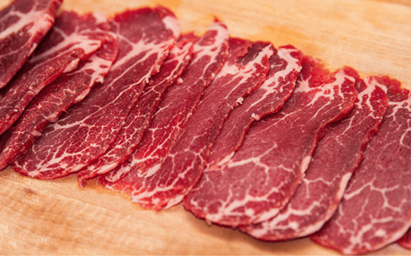 Không nên cắt thịt bò quá dày.