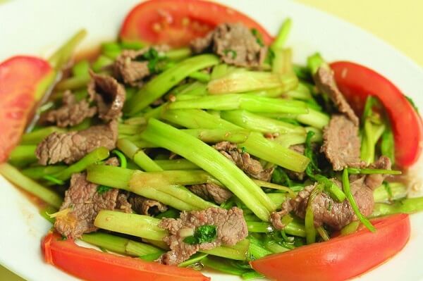 Thịt bò xào rau cần cũng là món ăn thường gặp trong bữa cơm gia đình Việt. 