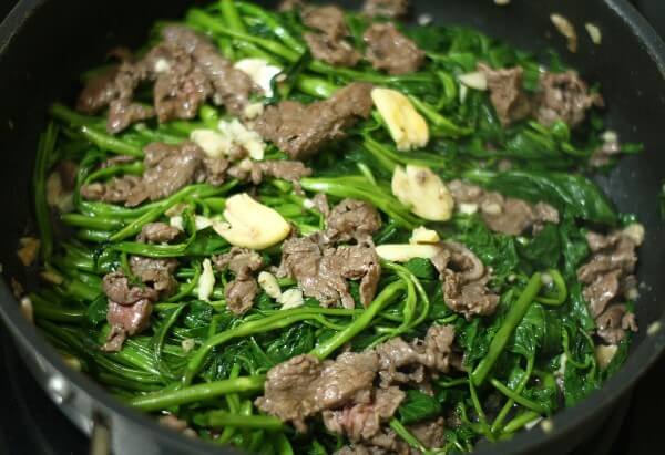 Rau muống xào thịt bò là món ăn quen thuộc nhất. 