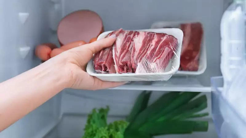 Cho vào ngăn mát tủ lạnh để rã đông thịt 
