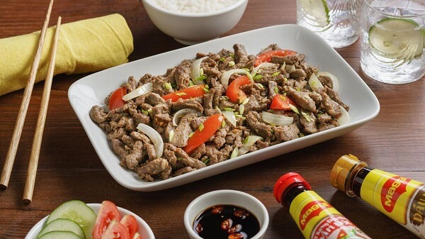 Thịt bò xào hành tây là món ăn quen trong bữa cơm của nhiều gia đình Việt