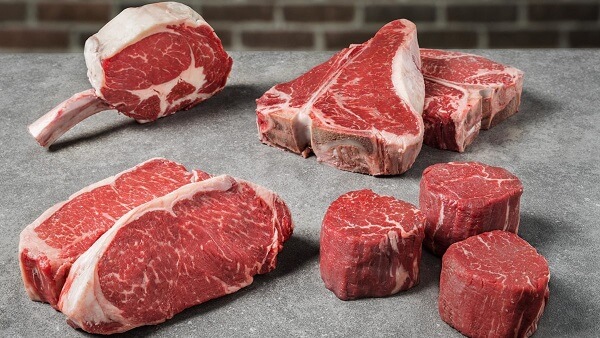 Thịt bò phải rửa sạch và cắt thành từng miếng vừa ăn 