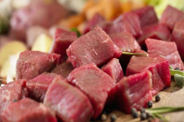 Thịt bò nên cắt từng khối vừa ăn, không quá to hoặc quá nhỏ 