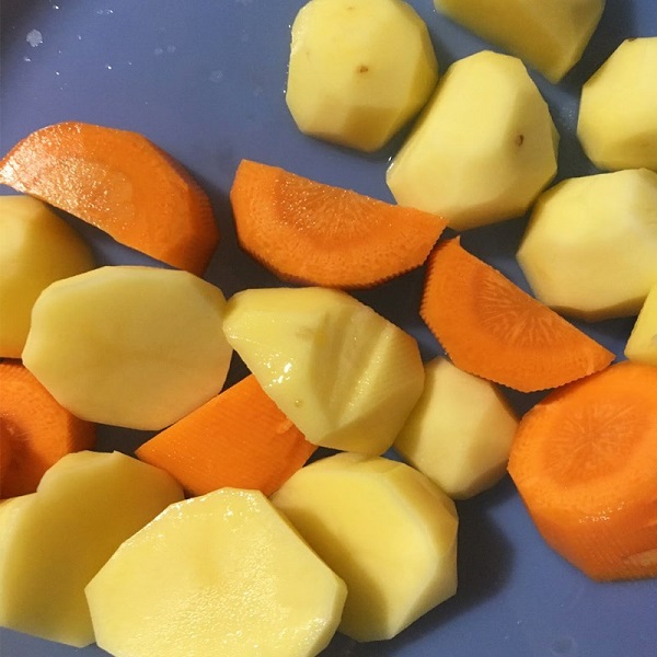Cà rốt khoai tây bào vỏ rửa sạch cắt vừa ăn 
