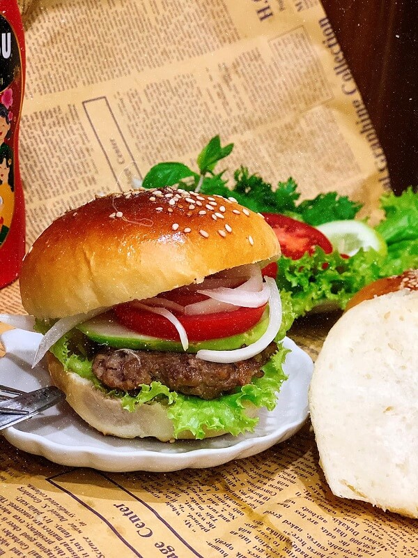 Các nguyên liệu làm món hamburger thịt bò cũng rất đơn giản 
