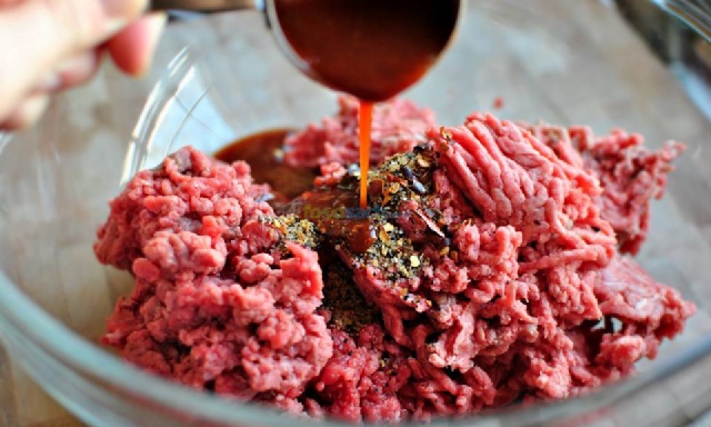 Ướp thịt bò băm sẽ giúp gia vị ngấm đều vào thịt tạo nên hương vị đậm đà hơn 