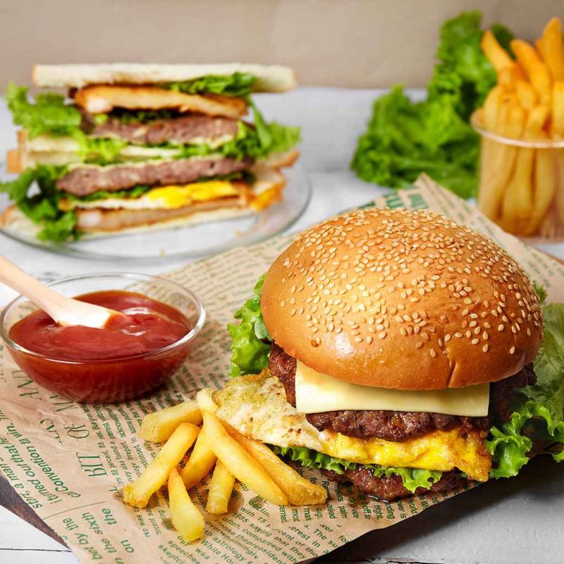 Hamburger còn có thể ăn kèm với khoai tây và một ít tương cà hoặc tương ớt 