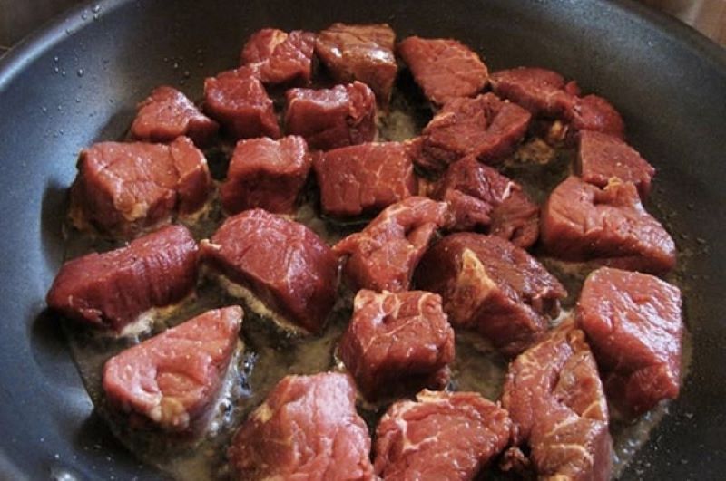 Xào phần thịt bò đã ướp cho đến khi thịt chín tới 