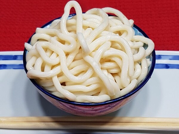 Mì udon có sợi dày và có hương thơm nhẹ 
