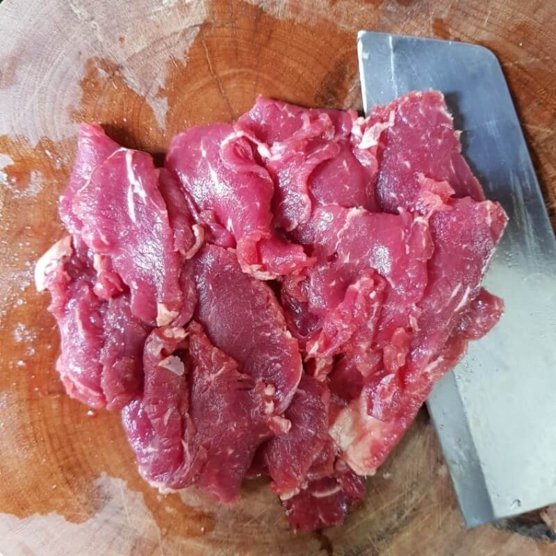 Sơ chế làm sạch và cắt thịt thành từng miếng vừa ăn 