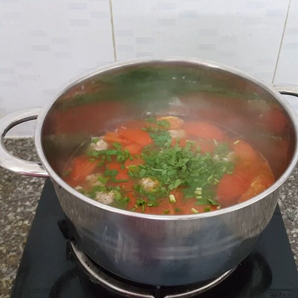 Nấu canh cà chua thịt bò đơn giản tại nhà