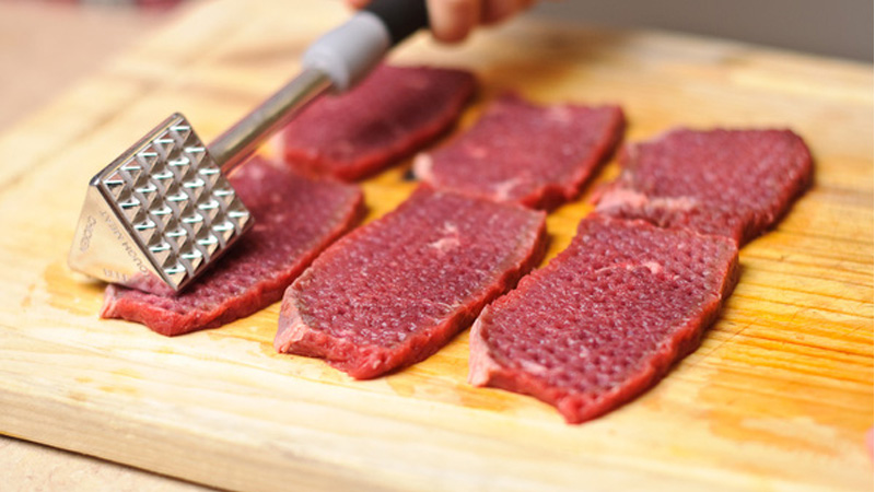 Dần đều miếng thịt trên thớt cũng giúp thịt ngấm gia vị tốt hơn