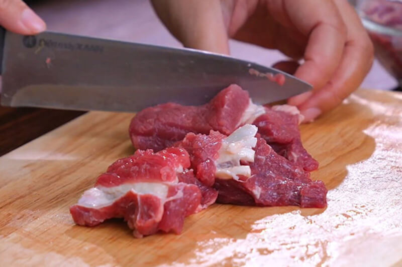 Sơ chế cắt thịt thành từng miếng nhỏ 