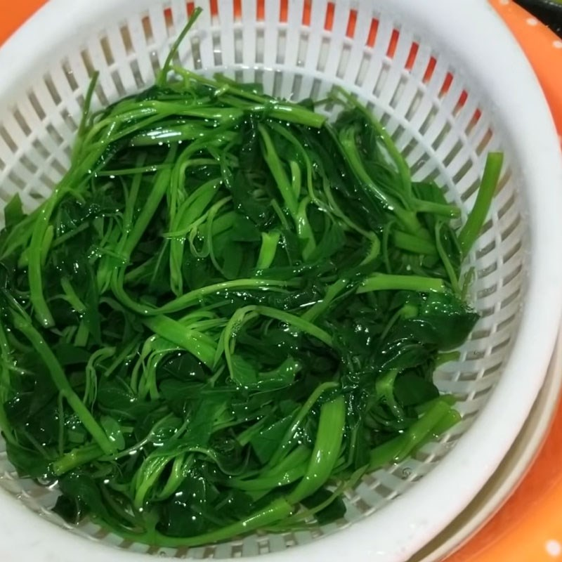 Sơ chế và rửa sạch phần rau muống, trụng đúng cách để giữ màu xanh