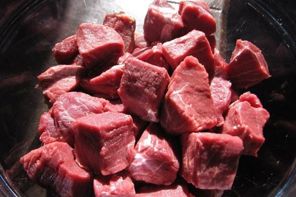 Cắt thịt bò thành từng khối vừa ăn