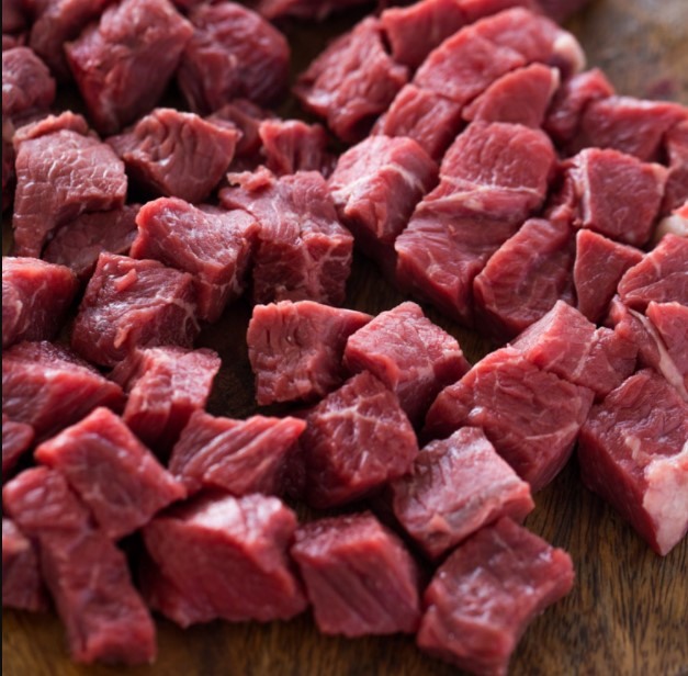 Thịt bò sơ chế sạch sẽ và cắt khối vừa ăn