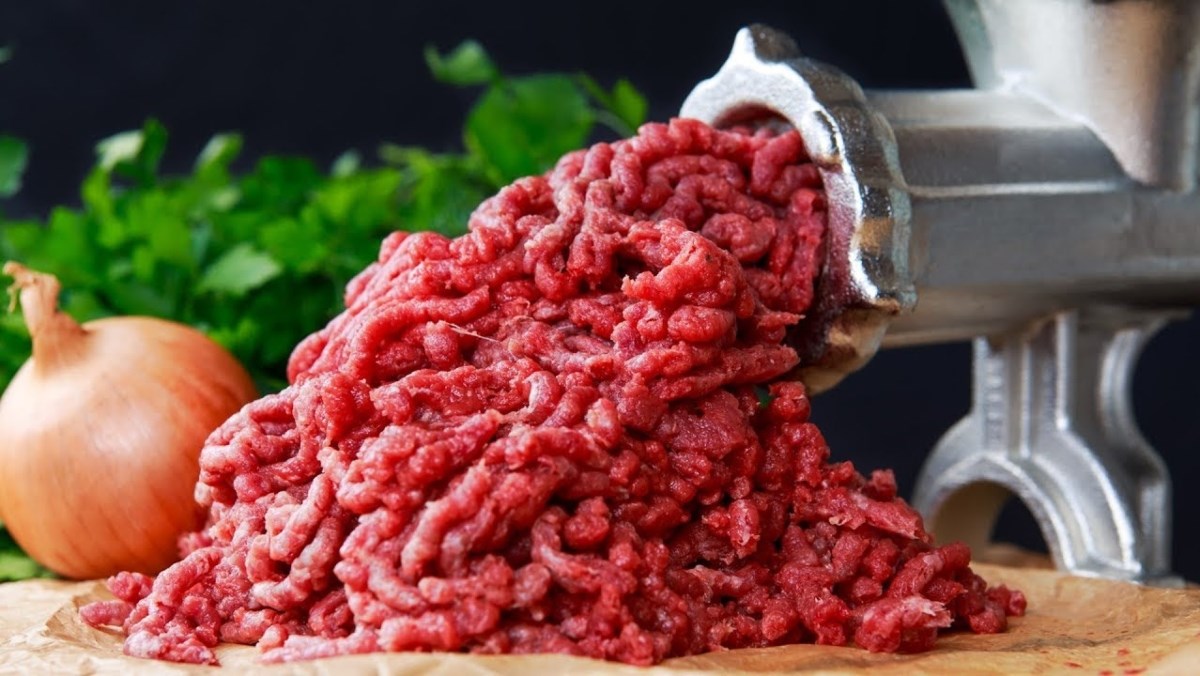 Sơ chế và băm nhuyễn thịt bò hoặc cho vào máy xay thịt