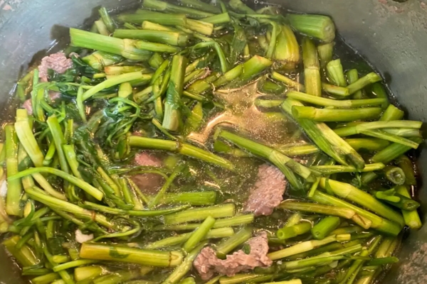 Nấu canh thịt bò rau cần