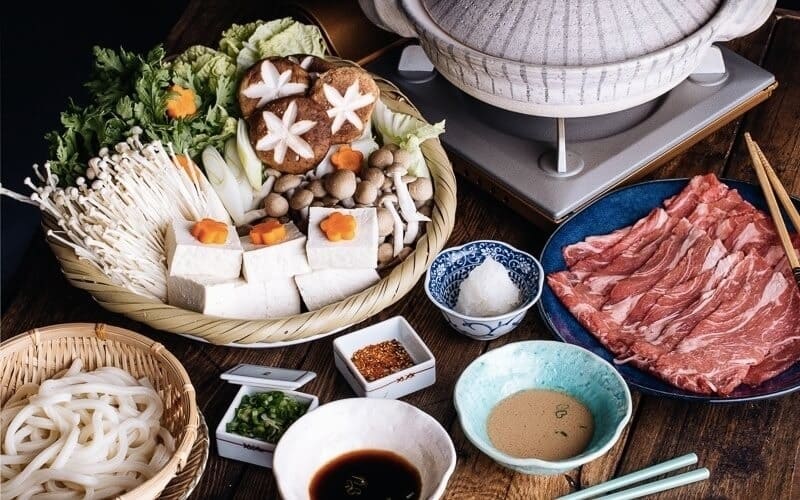 Chuẩn bị nguyên liệu quan trọng cho món lẩu shabu shabu