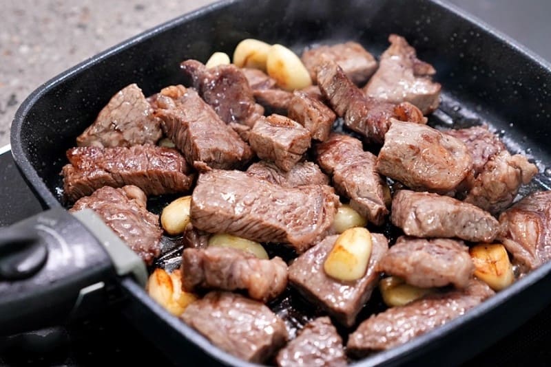 Chế biến món bò cháy tỏi thơm ngon