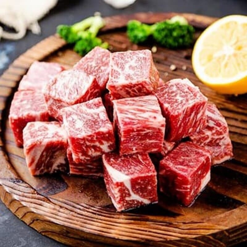 Thịt bò nên được cắt thành hình vuông nhỏ (khoảng 2–3cm), vừa miệng