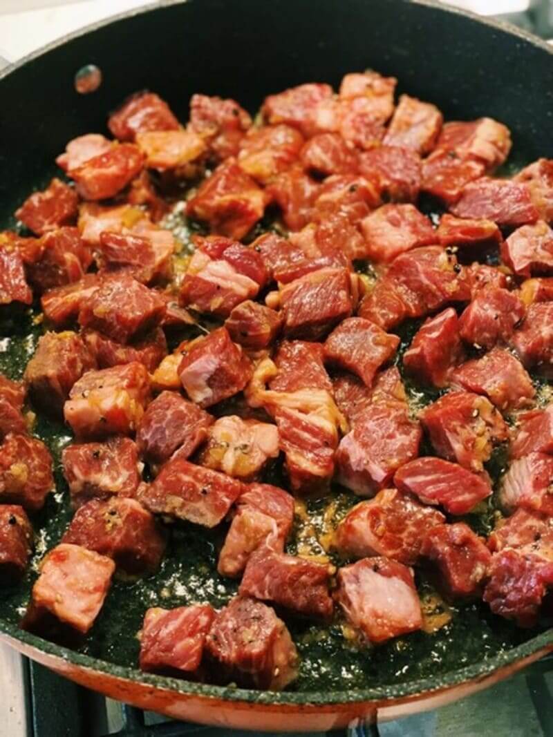 Thịt bò đã ướp vào xào nhanh tay trên lửa lớn