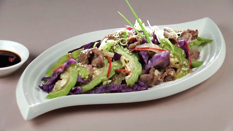 Thành phẩm món bò xào khổ qua bắp cải tím