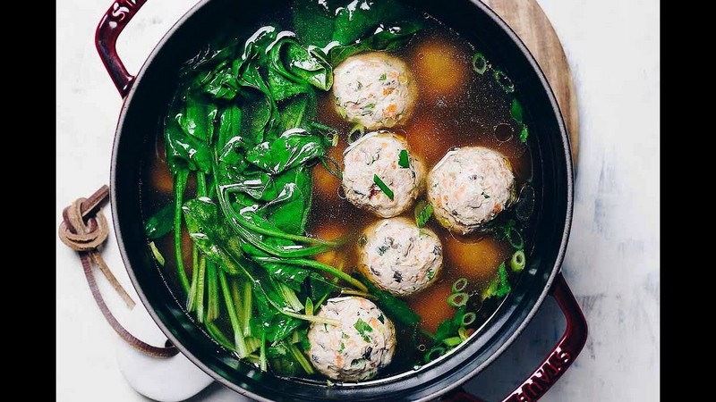 Canh bó xôi bò viên không chỉ kích thích vị giác mà còn cung cấp năng lượng cho mọi thành viên trong gia đình