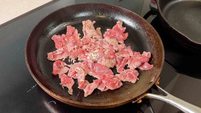 Không nên xào thịt bò quá lâu vì điều này sẽ khiến thịt bị dai