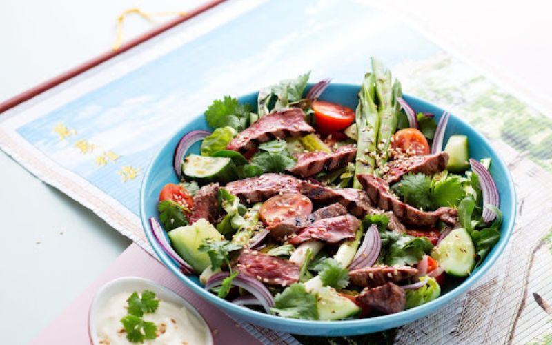 Bước cuối cùng bày salad ra đĩa