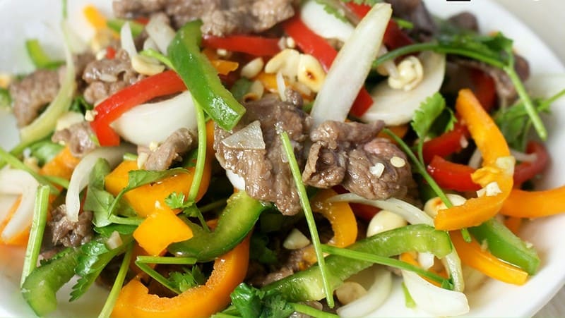 Vì sao nên thử món salad ớt chuông thịt bò ngay hôm nay?