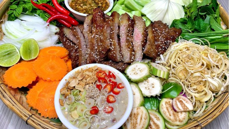 Sơ chế nguyên liệu để chế biến món ăn