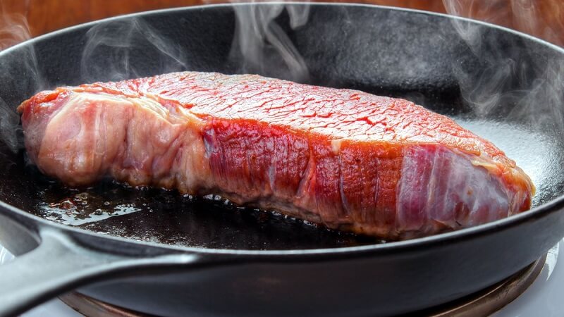 Không nên áp chảo thịt bò quá lâu vì sẽ khiến thịt dai hơn và mất đi độ ngon.