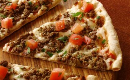 Hướng dẫn chi tiết cách làm pizza bò sốt cà chua ngon như nhà hàng