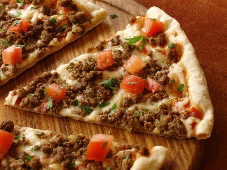 Hướng dẫn chi tiết cách làm pizza bò sốt cà chua ngon như nhà hàng