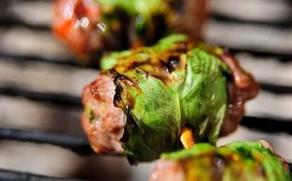 Hướng dẫn cách làm bò cuộn lá quế nướng mới lạ, hấp dẫn
